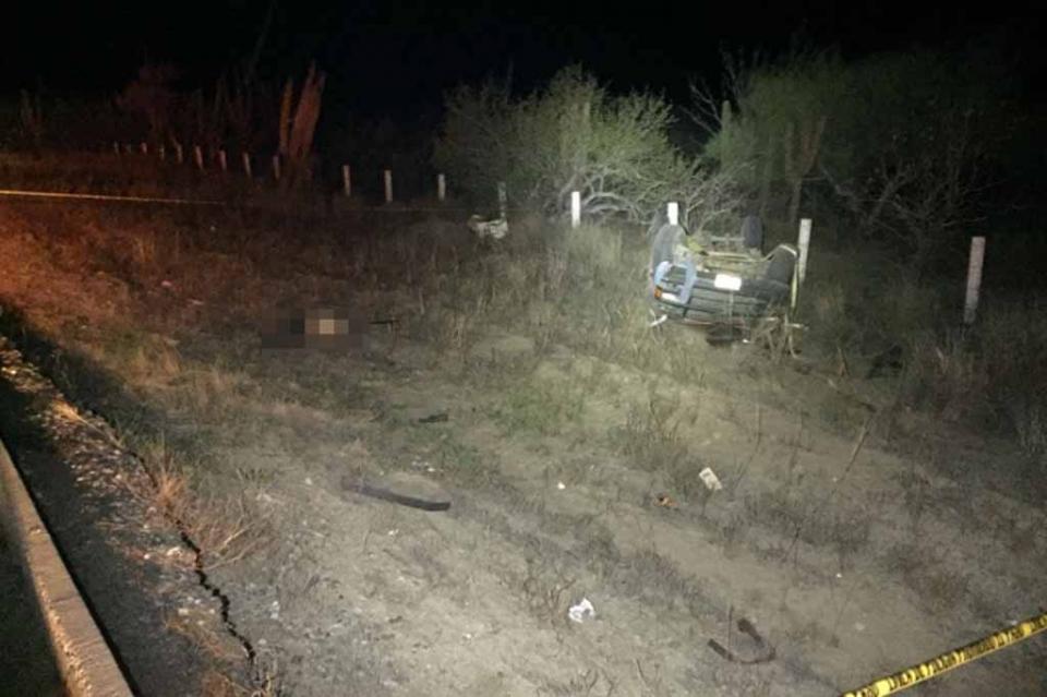 volcaduramuerto Volcadura automovilística sobre carretera La Paz- Todos Santos, termina en trágica muerte