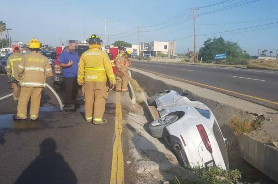 volcaduray disparos Vuelca carro sobre corredor turístico en CSL; le habrían disparado