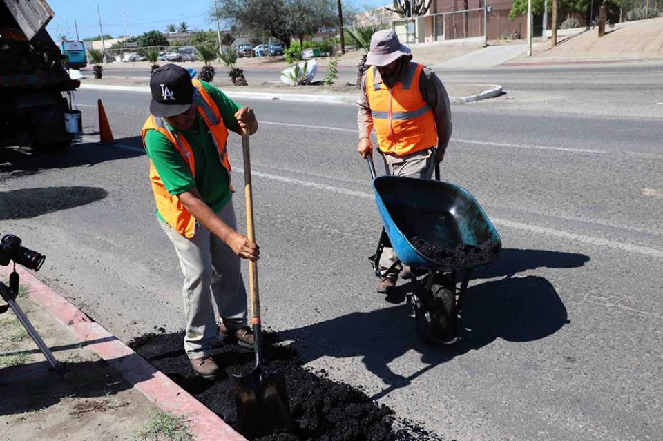 Cuadrilla de bacheo estatal trabaja de manera permanente en el mantenimiento de vialidades Cuadrilla de bacheo estatal trabaja de manera permanente en el mantenimiento de vialidades