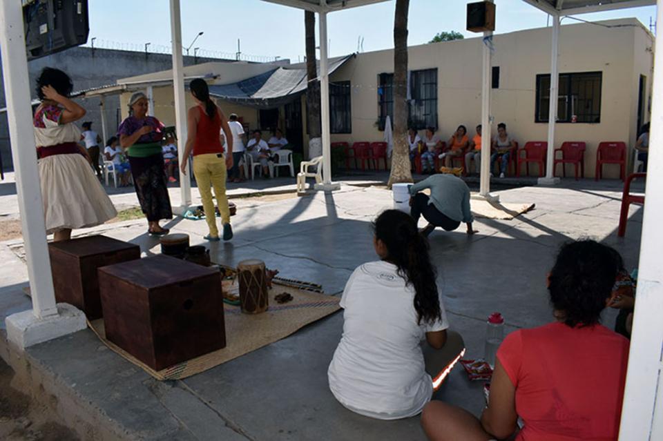 Presenta ISMUJERES obra de teatro en el CERESO de La Paz Presenta ISMUJERES obra de teatro en el Cereso de La Paz