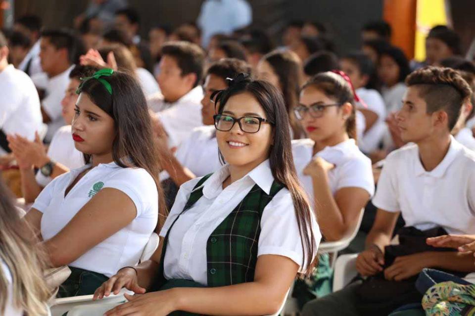 Apoya con becas Patronato del Estudiante Sudcaliforniano a más de 5 mil alumnos Apoya con becas Patronato del Estudiante Sudcaliforniano a más de 5 mil alumnos