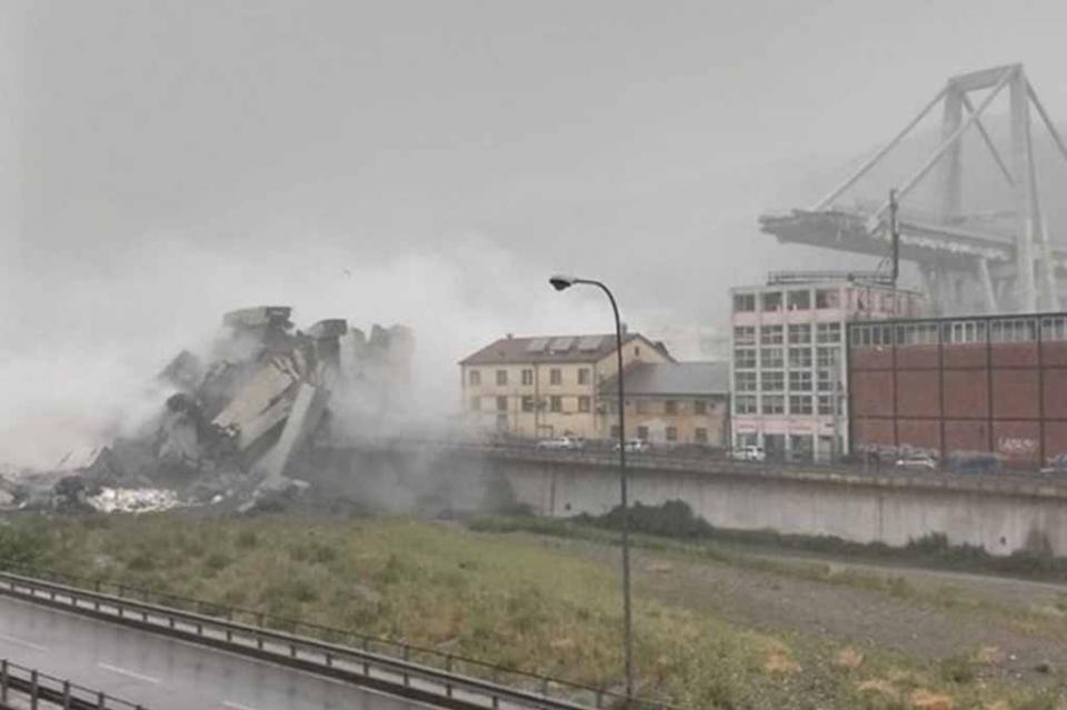 Al menos 11 muertos y cinco heridos al caer puente en Génova Al menos 11 muertos y cinco heridos al caer puente en Génova