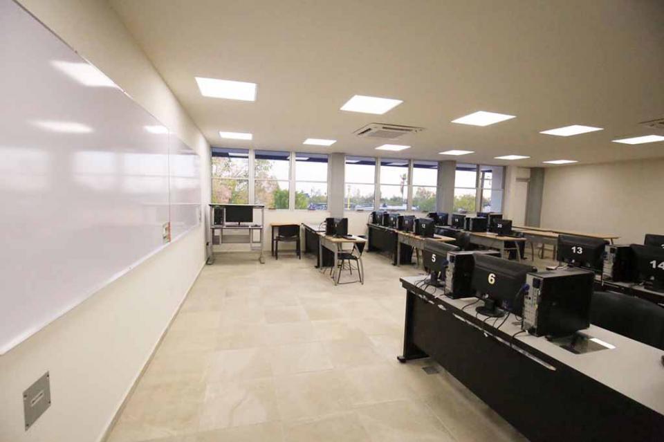 Entregó Gobierno de BCS más de 7 MDP en mobiliario y equipo en escuelas Entregó Gobierno de BCS más de 7 MDP en mobiliario y equipo en escuelas