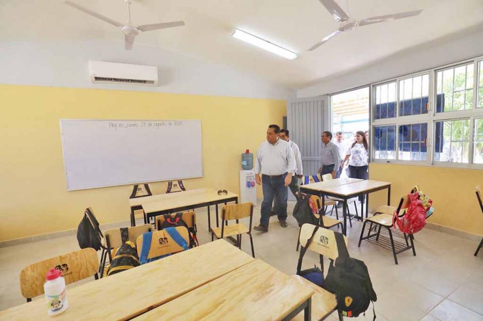 Inaugura Gobernador tres nuevas aulas en escuela de la comunidad de el campamento Inaugura Gobernador tres nuevas aulas en escuela de la comunidad de el campamento