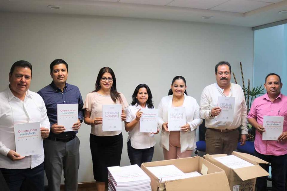 Entrega SEP libros de nuevo modelo a docentes de las normales de BCS Entrega SEP libros de nuevo modelo a docentes de las normales de BCS