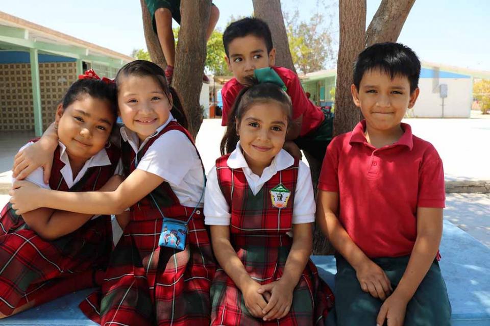 Se benefician a más de 108 mil alumnos de BCS con vales para uniformes escolares Se benefician a más de 108 mil alumnos de BCS con vales para uniformes escolares