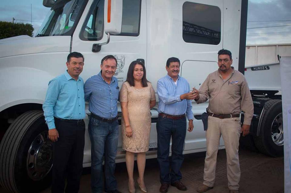 Entrega Alcalde de La Paz equipo a Servicio Públicos Municipales Entrega Alcalde de La Paz equipo a Servicio Públicos Municipales