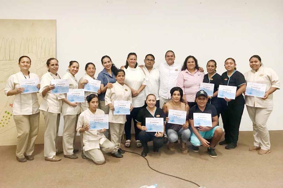 Se profesionalizan prestadores turísticos de La Paz y Los Cabos Se profesionalizan prestadores turísticos de La Paz y Los Cabos