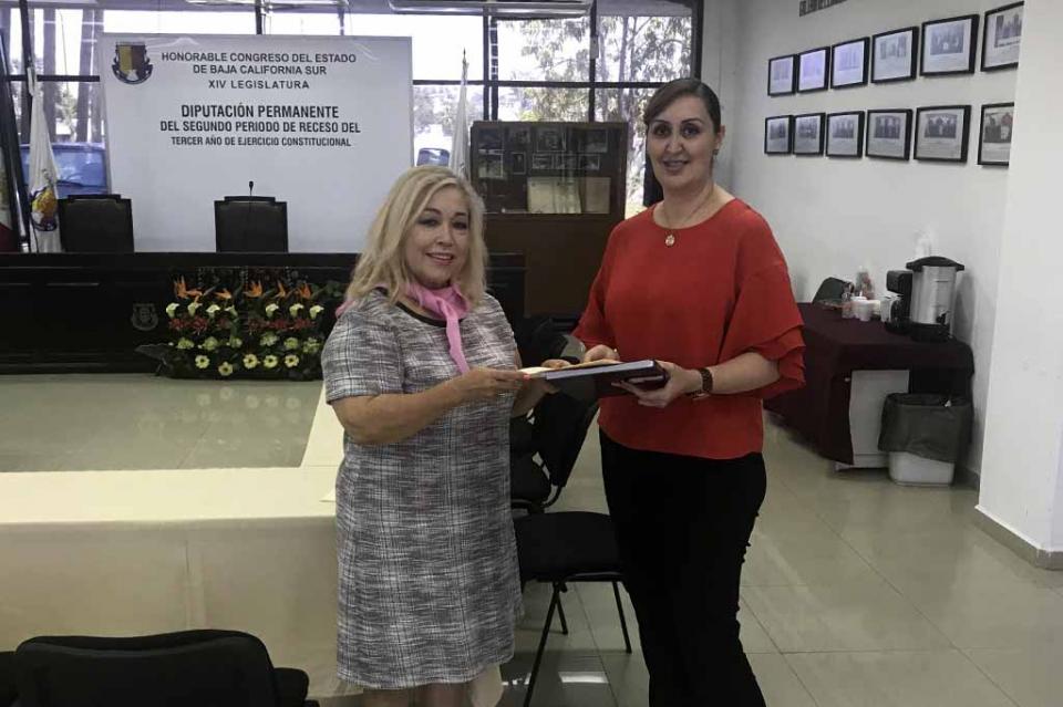 Entrega la Diputada Electa del PRI Anita Beltrán Peralta su constancia al Congreso del Estado Entrega la Diputada Electa del PRI Anita Beltrán Peralta su constancia al Congreso del Estado