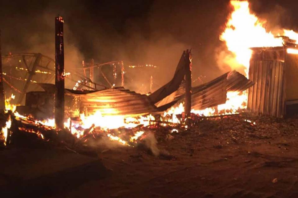 palapaquemada Se incendia palapa de restaurante en playa El Tecolote