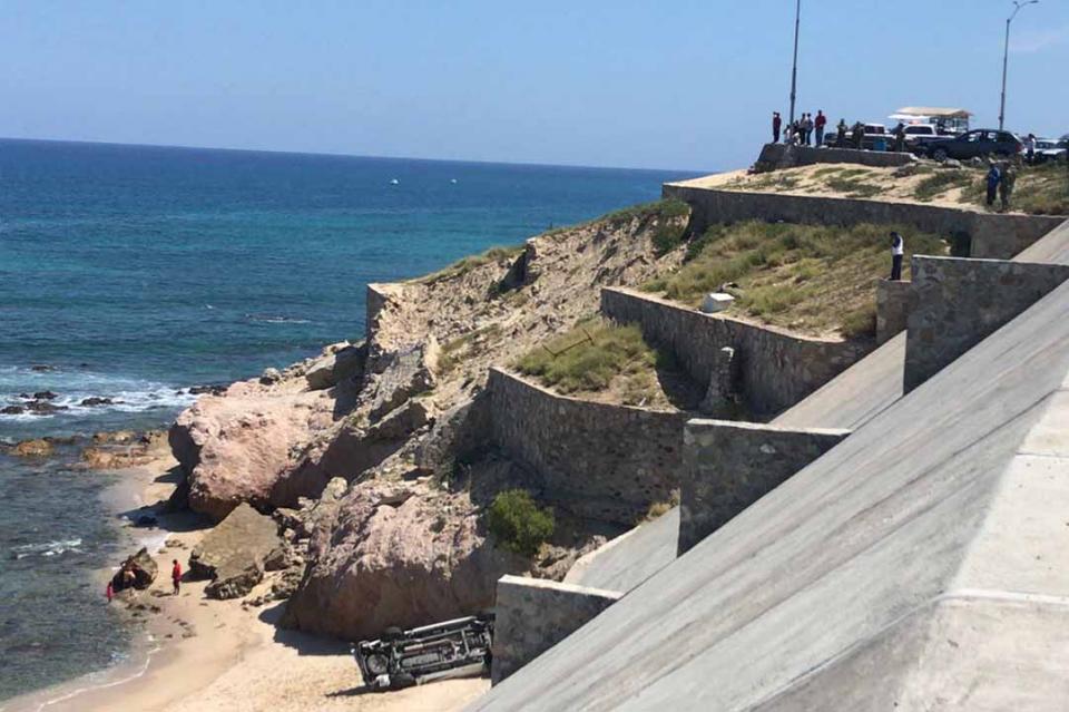 volcaduracostaazul Sobrevive a volcadura en mirador de Costa Azul