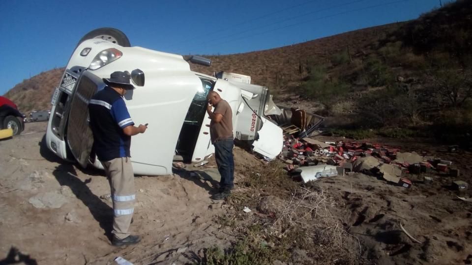 Vuelca tráiler de doble remolque en carretera a pichilingue8acd781f Vuelca tráiler de doble remolque en carretera a pichilingue