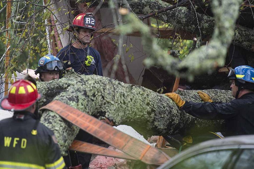 Una mujer y su bebé mueren por la caída de un árbol al paso del huracán Florence Una mujer y su bebé mueren por la caída de un árbol al paso del huracán Florence