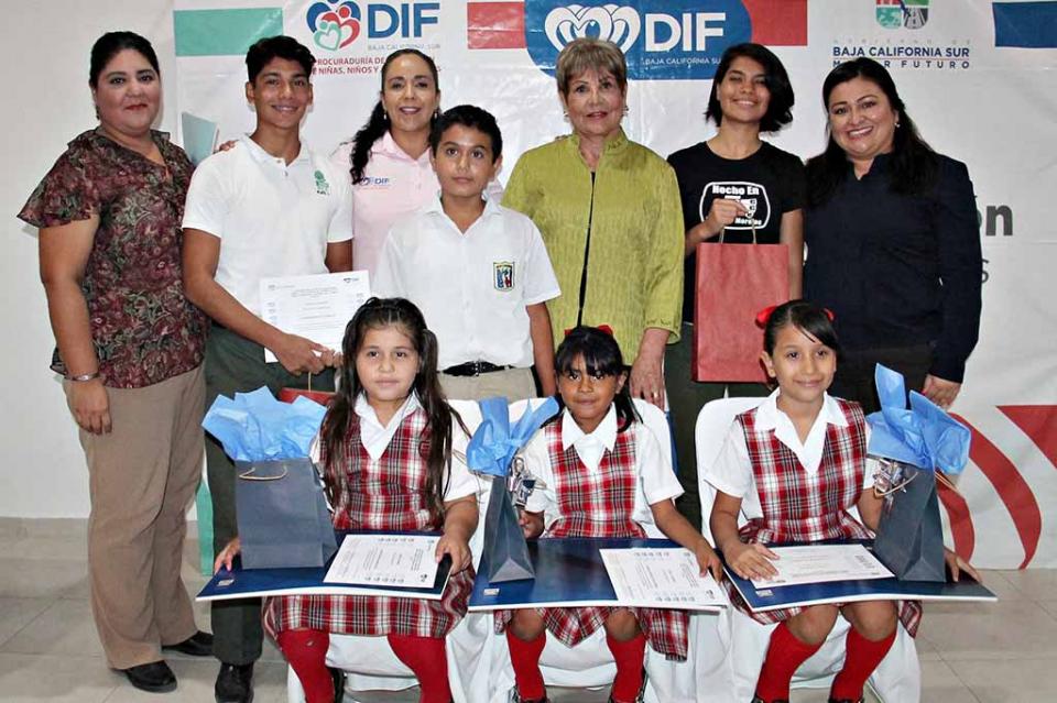 Entrega DIF Estatal reconocimientos a participantes de concurso nacional de dibujo Entrega DIF Estatal reconocimientos a participantes de concurso nacional de dibujo