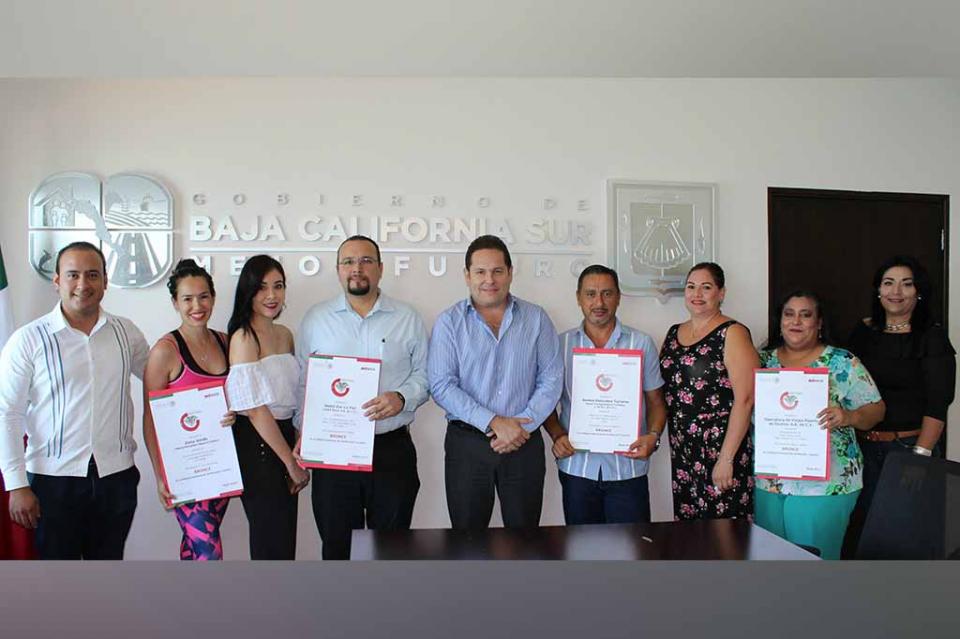 Entrega SETUES distintivo nacional de calidad turística a empresas de La Paz Entrega SETUES Distintivo Nacional de Calidad Turística a empresas de La Paz