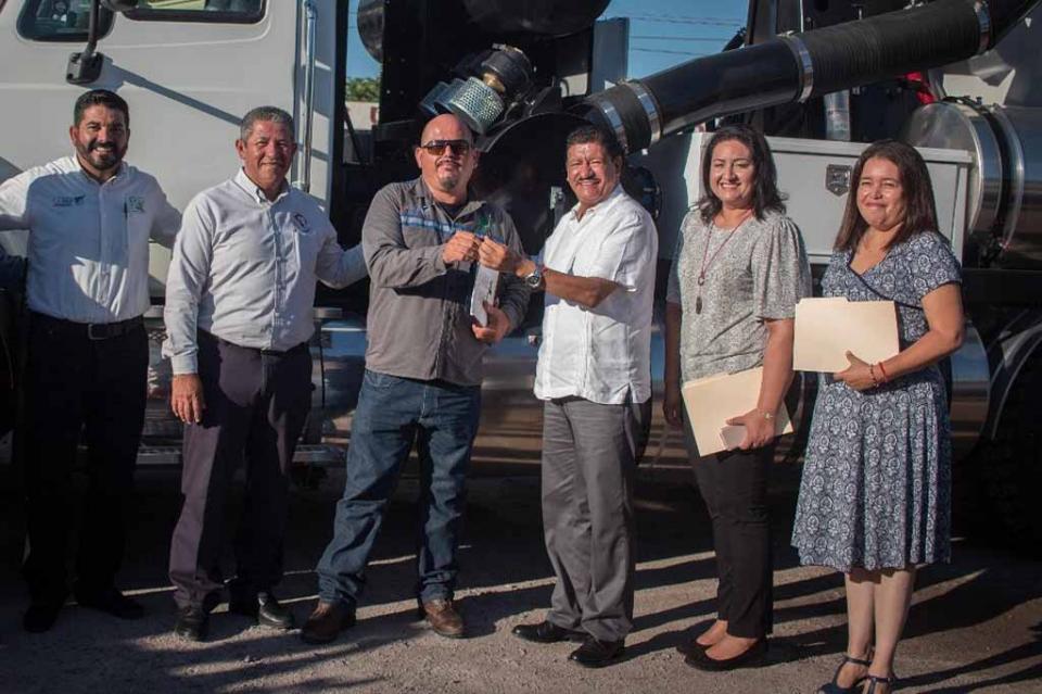 Entrega Alcalde de La Paz camión vactor y una grúa para beneficio del municipio Entrega Alcalde de La Paz camión vactor y una grúa para beneficio del municipio