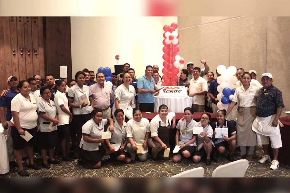 croc11sep Más gestiones de apoyo de la CROC para hijos de sus trabajadores, reciben vales de calzado, becas y tabletas digitales