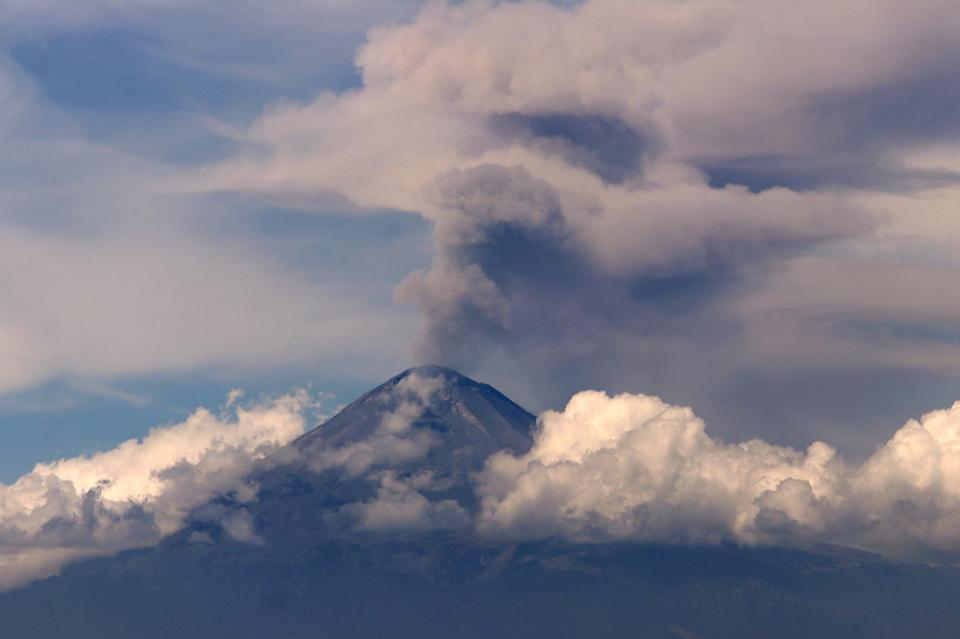 Amanece el volcán Popocatépetl con fumarola Popocatépetl emite 290 exhalaciones en las últimas 24 horas