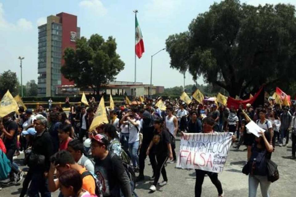 porros Presuntos “porros” agreden a estudiantes frente a Rectoría de la UNAM