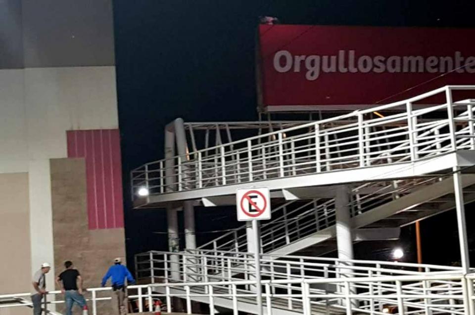 suicidio Bomberos frustran suicidio en puente de La Paz