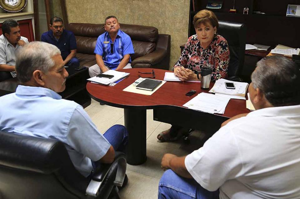 Atiende ayuntamiento de Los Cabos a representantes de sitio de taxis Atiende ayuntamiento de Los Cabos a representantes de sitio de taxis