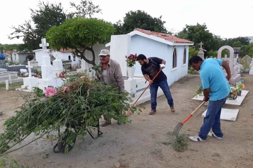 Servicios Públicos realiza limpieza en los panteones de Cabo San Lucas Servicios Públicos realiza limpieza en los panteones de Cabo San Lucas