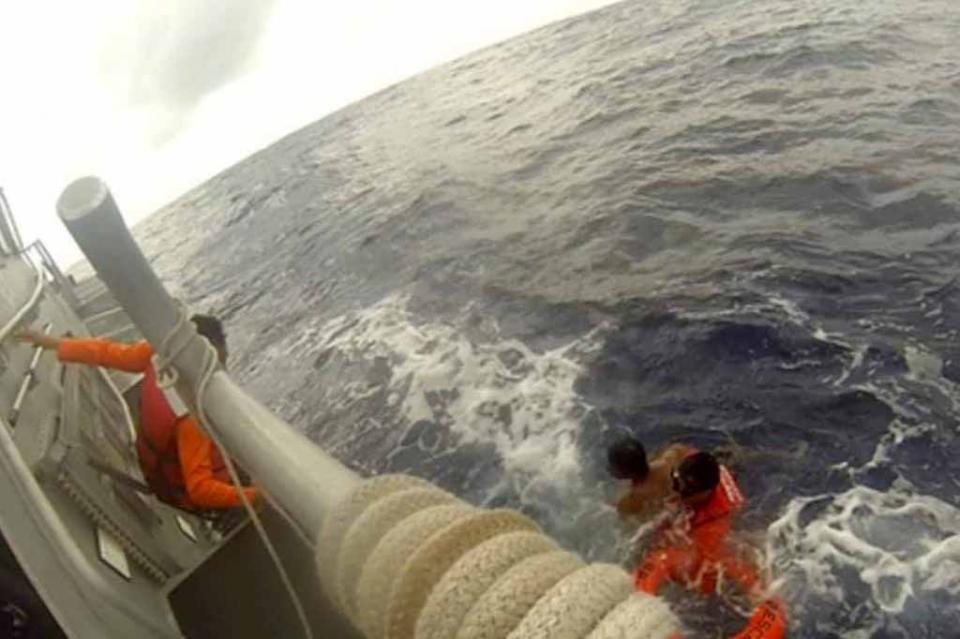 La Secretaría de Marina - Armada de México rescata a una persona que permaneció más de 12 horas en mar abierto, en Baja California Sur La Secretaría de Marina - Armada de México rescata a una persona que permaneció más de 12 horas en mar abierto, en Baja California Sur