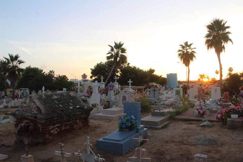 Trabaja Servicios Públicos en limpieza de panteones por el Día de Muertos Trabaja Servicios Públicos en limpieza de panteones por el Día de Muertos