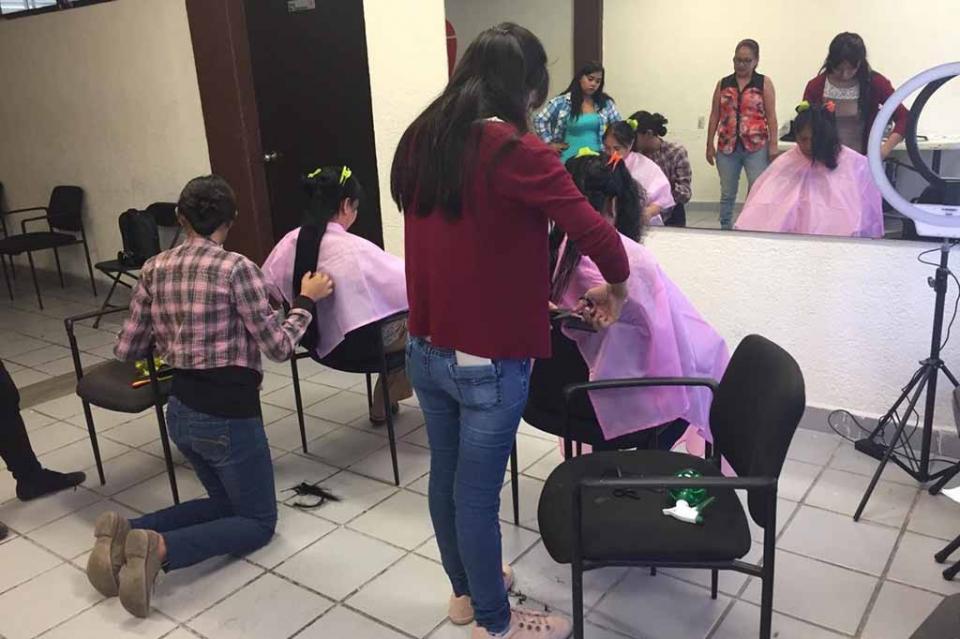 croc18oct Inicia la CROC Curso de Peluquería Módulo Básico para mujeres emprendedoras de La Paz