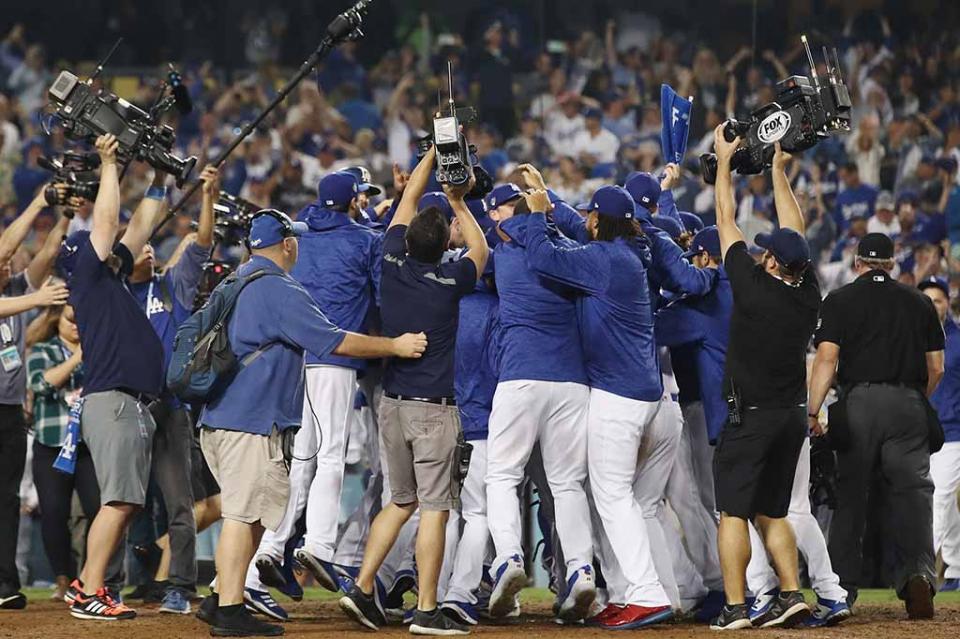World Series - Boston Red Sox v Los Angeles Dodgers - Game Three Jonrón de Muncy da el triunfo a Dodgers 3-2 en 18 entradas