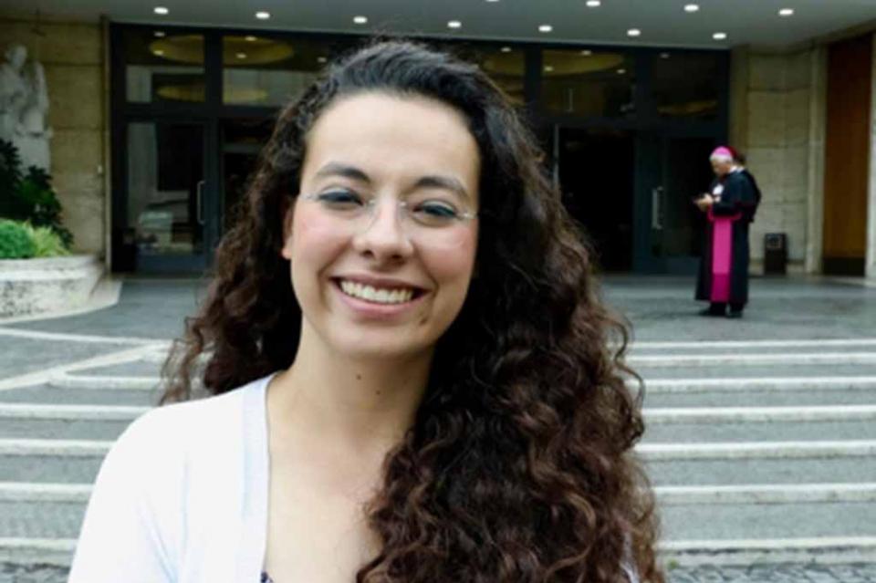 Joven mexicana conquista con alegría cumbre de obispos en el Vaticano Joven mexicana conquista con alegría cumbre de obispos en el Vaticano
