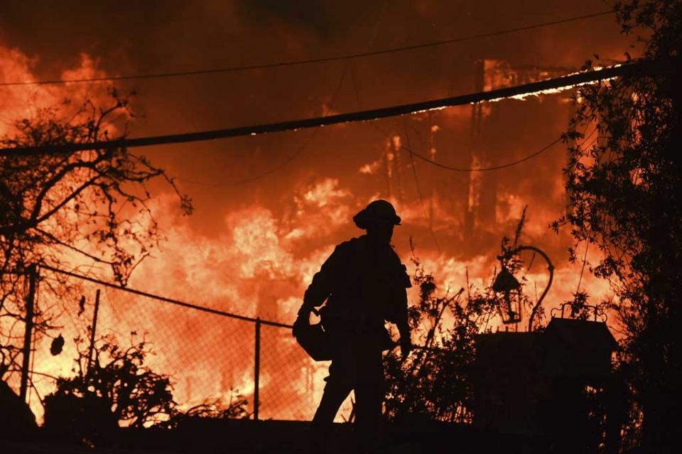 Gobernador de California pide se declare desastre mayor a los incendios Gobernador de California pide se declare desastre mayor a los incendios