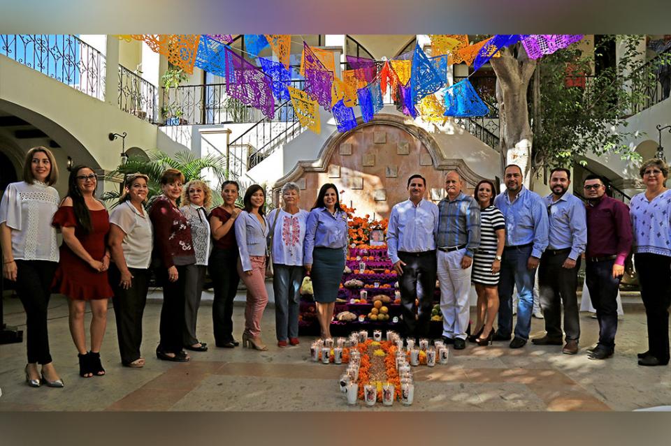Dedican Altar de Muertos a la profesora concepción “Conchita” Olachea Dedican Altar de Muertos a la profesora concepción “Conchita” Olachea