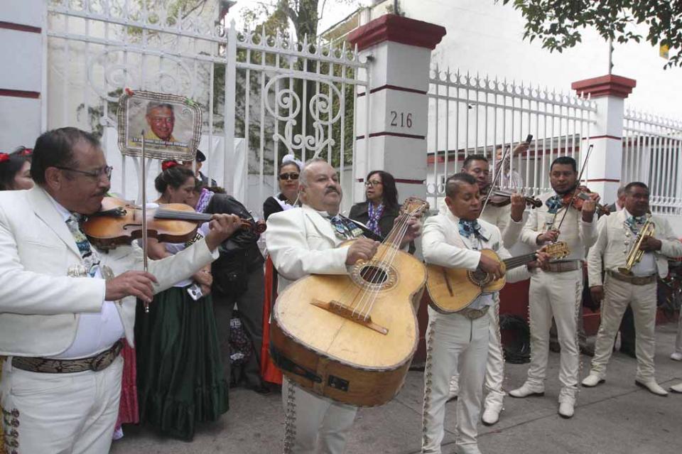 Funcionarios y ciudadanos desean feliz cumpleaños a López Obrador Funcionarios y ciudadanos desean feliz cumpleaños a López Obrador