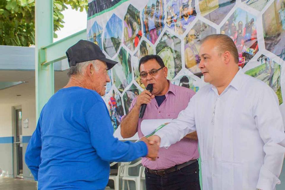 Entregan apoyos a 266 familias paceñas Entregan apoyos a 266 familias paceñas
