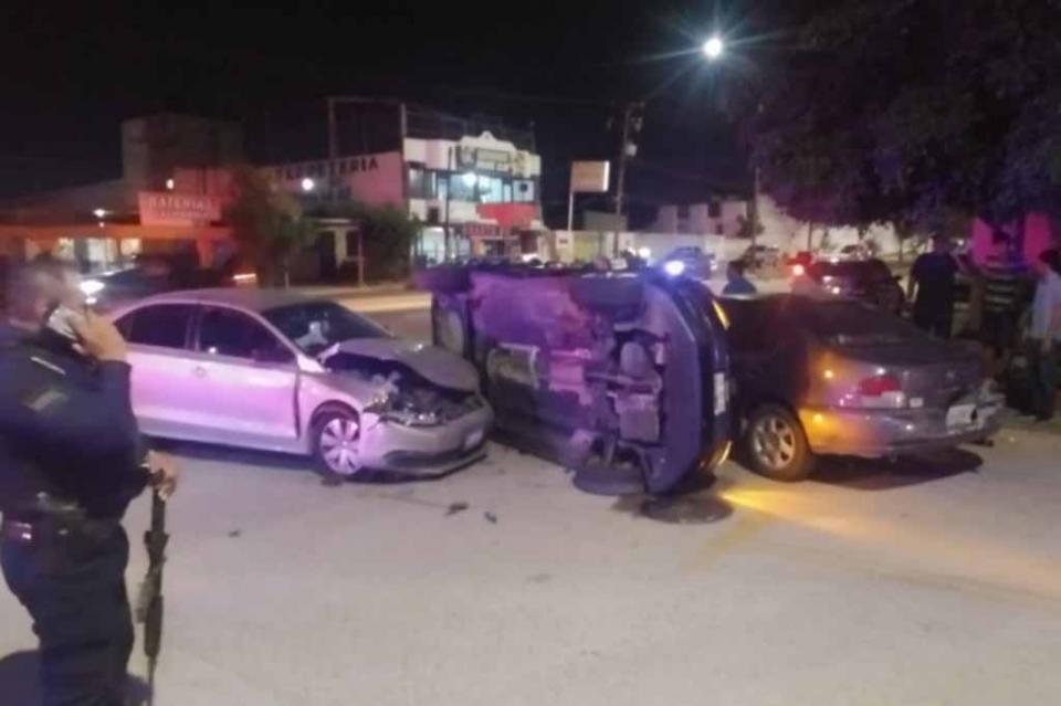 accidentechoque Choque y volcadura entre vehículos deja dos lesionados en calles de La Paz