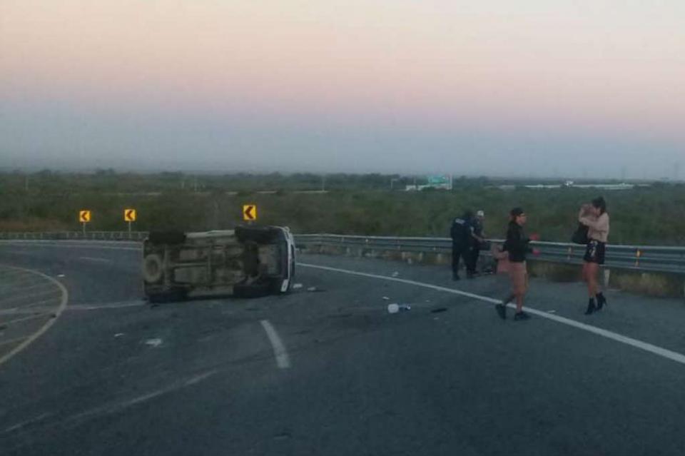 accidentey Jóvenes sufren volcadura en puente de la "Y" en La Paz