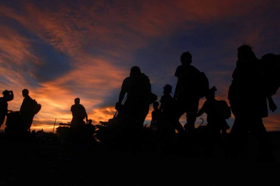 Desesperados, migrantes centroamericanos avanzan hacia Donají, Oaxaca Desesperados, migrantes centroamericanos avanzan hacia Donají, Oaxaca