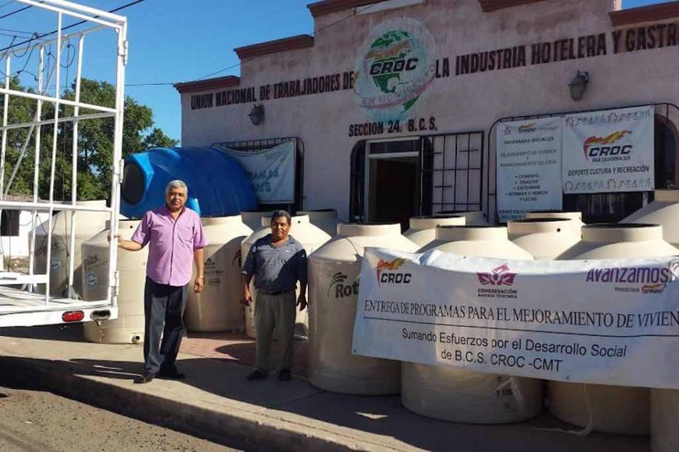 croc8nov Llega la mano amiga de la CROC a Loreto; familias reciben tinacos para almacenamiento de agua