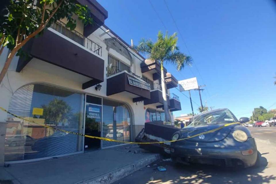 desplomatecho Se desploma techo de departamentos y cae sobre auto en La Paz