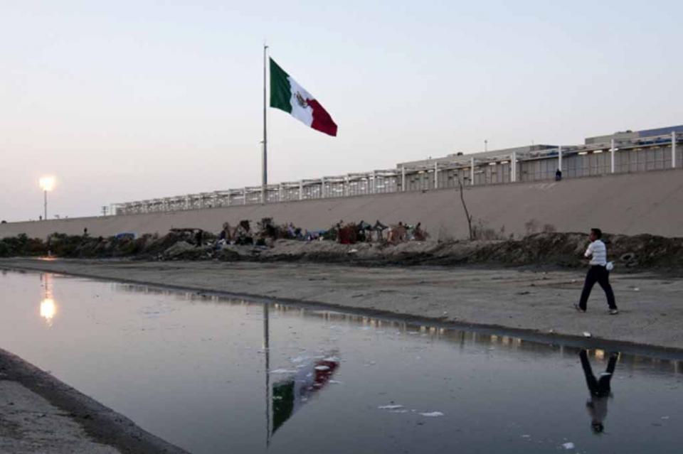 frontera Autoridades de EUA cierran cauce del río Tijuana por migrantes