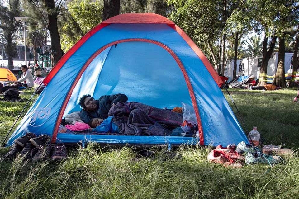 Miles de migrantes en la Magdalena Mixhuca Hay siete mil 20 migrantes en el deportivo Magdalena Mixhuca