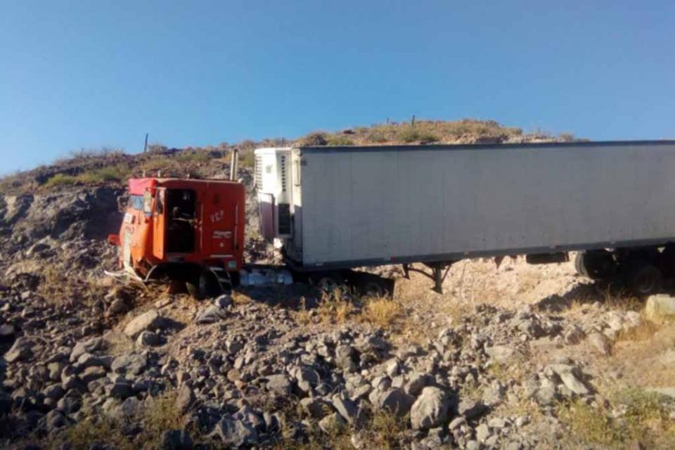 salidadetrailer Tráiler se sale de la carretera Santiago-Oceguera y chofer resulta lesionado
