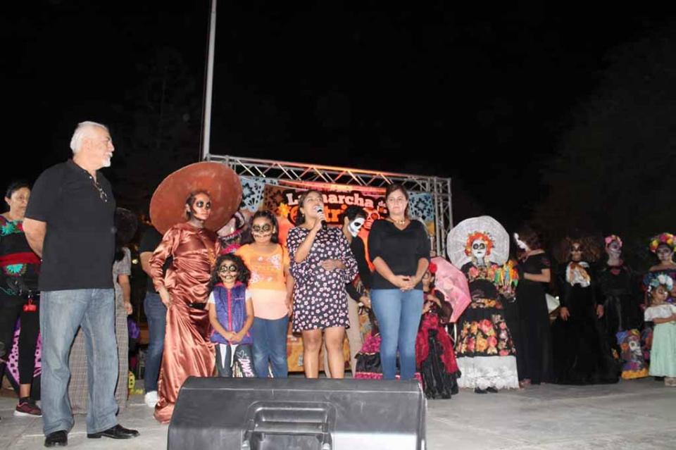 Realizan con éxito la marcha de las catrinas Realizan con éxito la marcha de las catrinas