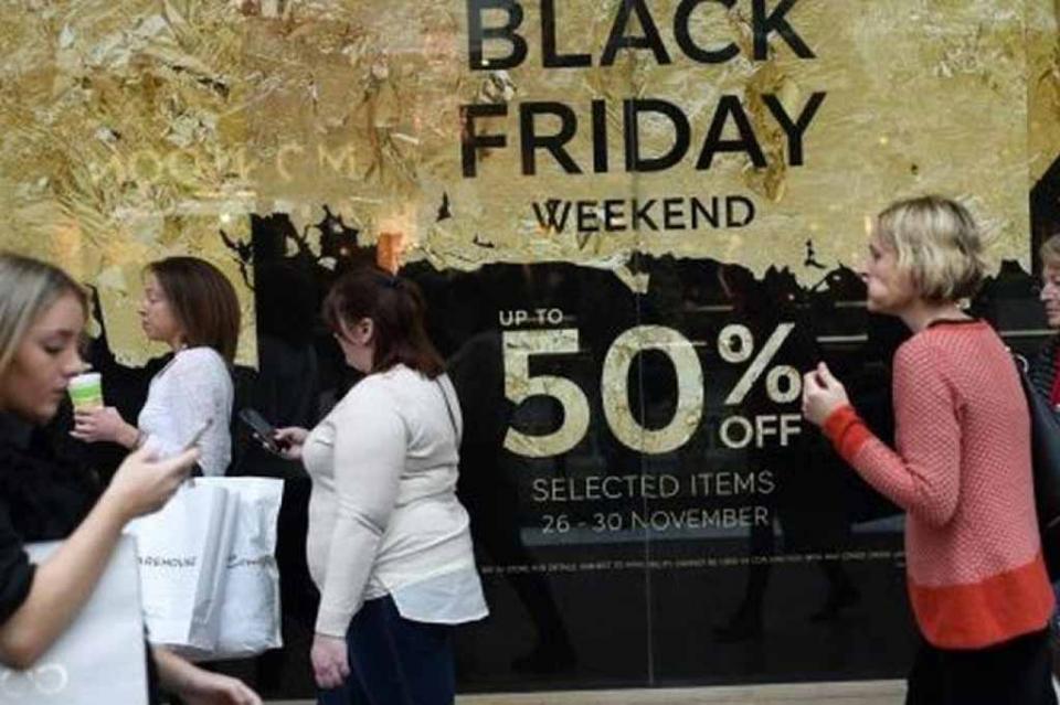viernesnegro Millones de compradores abarrotan tiendas de EUA en "viernes negro"