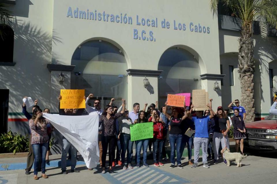 Trabajadores del SAT se manifiestan por despidos masivos Trabajadores del SAT se manifiestan por despidos masivos