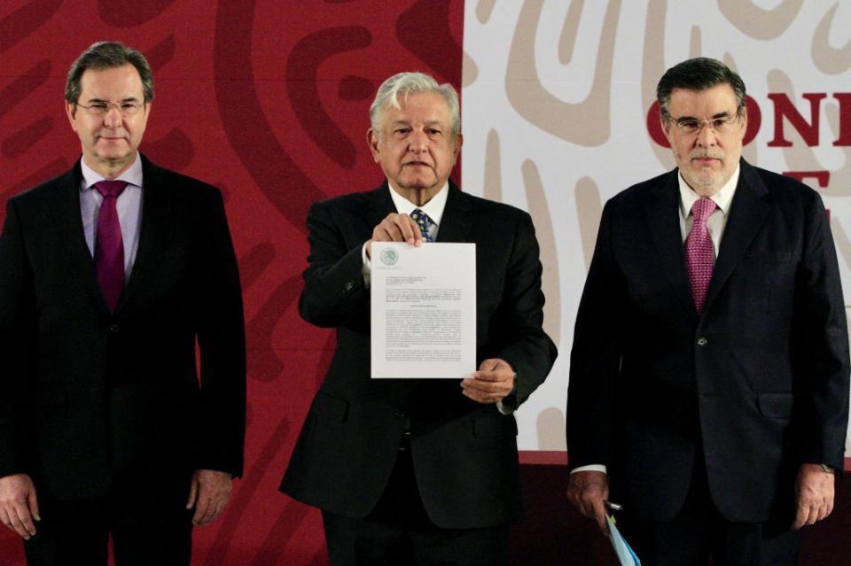 FIRMAamlo Firma López Obrador iniciativa de revocación de reforma educativa