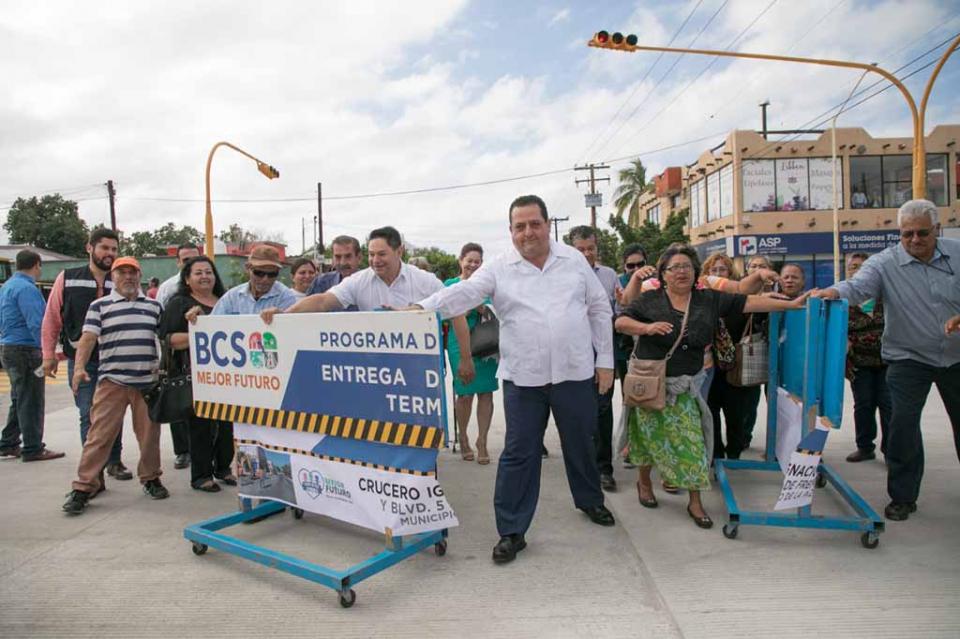Entrega gobernador obra de pavimentación Entrega gobernador obra de pavimentación
