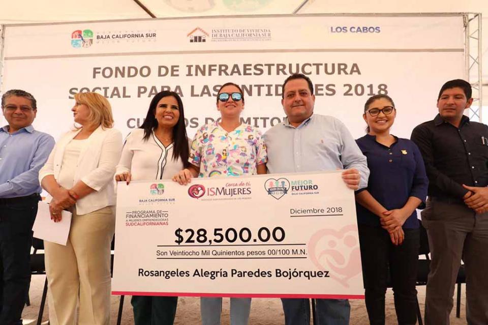 Entrega gobernador apoyos de programas sociales en Los Cabos Entrega gobernador apoyos de programas sociales en Los Cabos