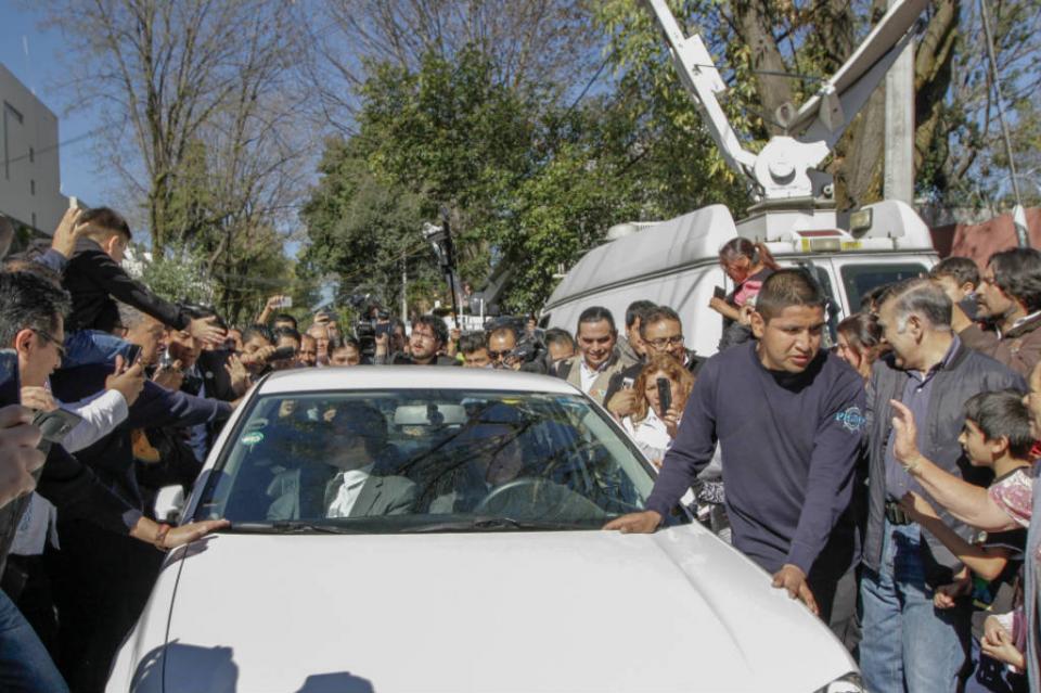 amlo Sale López Obrador de su casa en Tlalpan rumbo a Palacio Legislativo